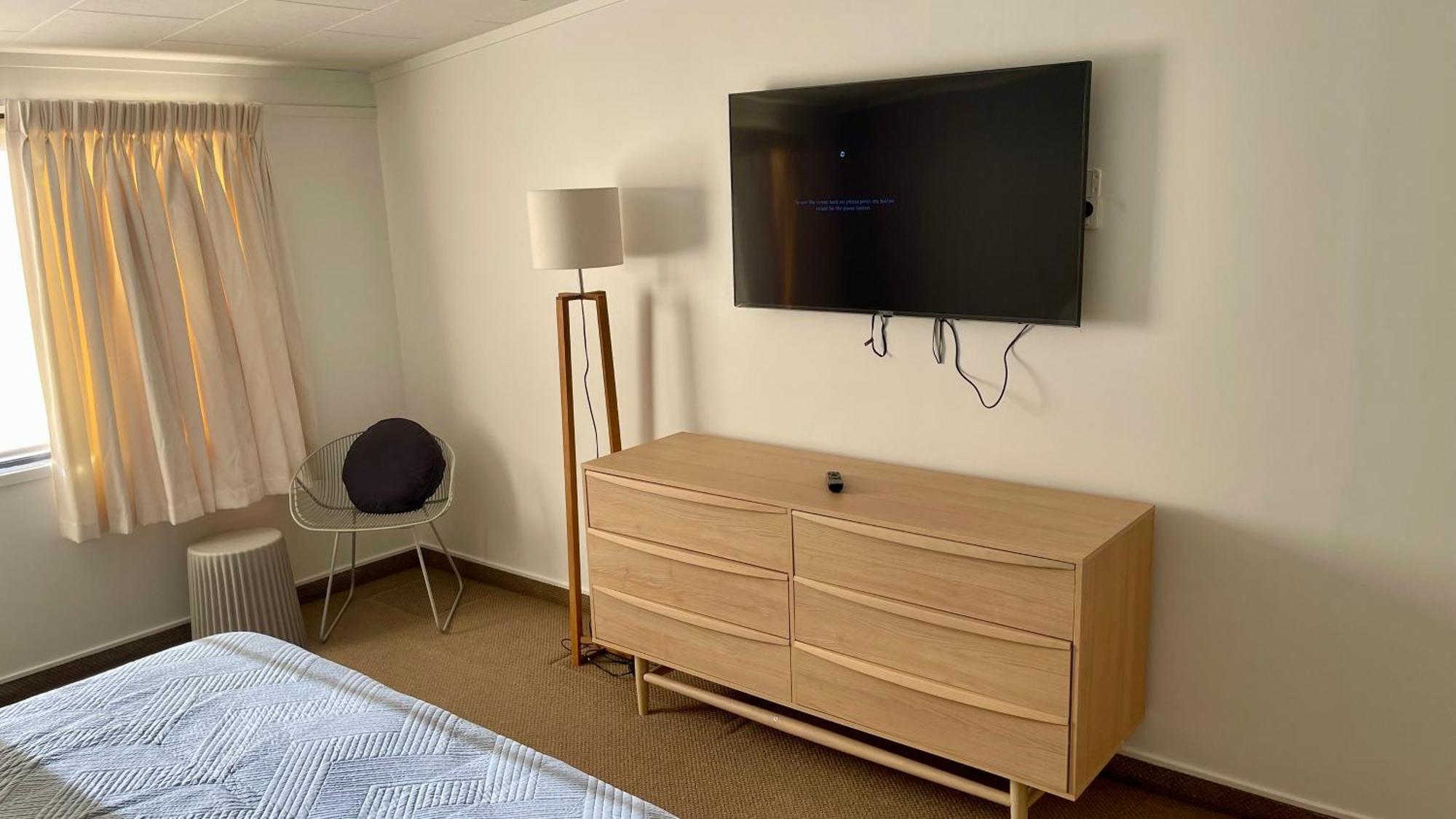 The Nautilus Hotel Napier Kültér fotó A flat screen television mounted on a wall